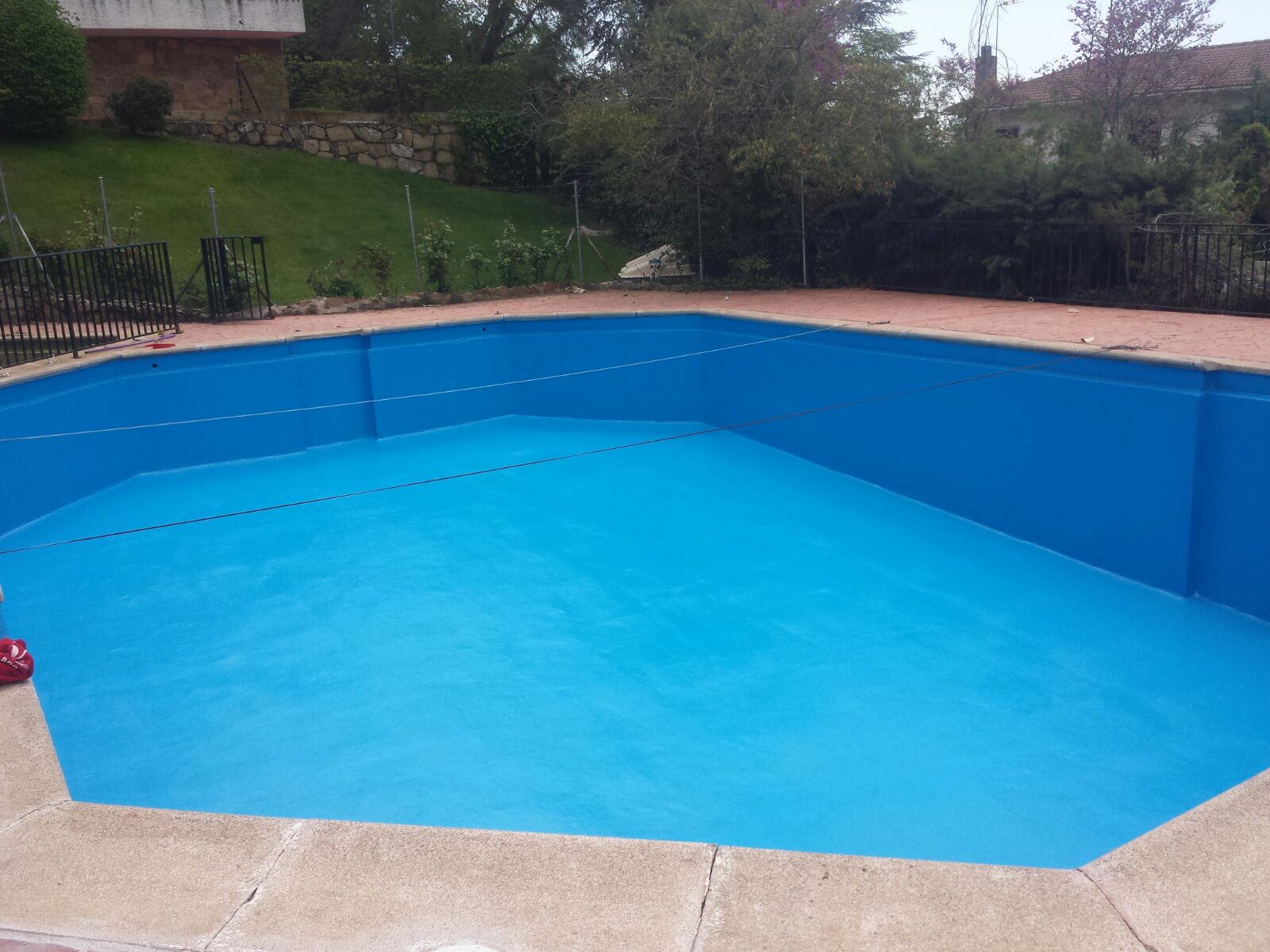 Impermeabilización de piscina comunitaria con poliurea en Robledo de